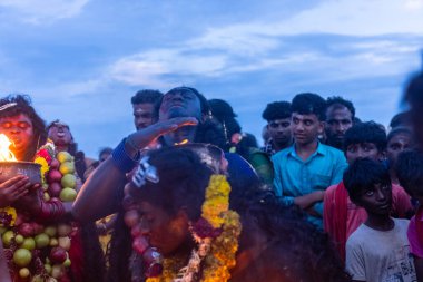 Kulashekharapatnam, Tamilnadu, Hindistan - 11 Ekim 2024: Hint Hindu dindar, yüzü boyalı ve tarikat karakteri gibi giyinmiş, kulasai dasara festivalini akşam ateşle gerçekleştirmek için.