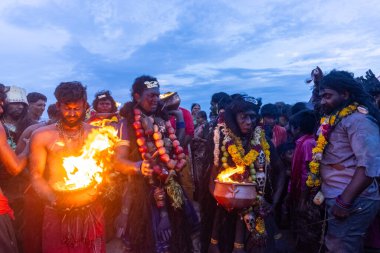 Kulashekharapatnam, Tamilnadu, Hindistan - 11 Ekim 2024: Hint Hindu dindar, yüzü boyalı ve tarikat karakteri gibi giyinmiş, kulasai dasara festivalini akşam ateşle gerçekleştirmek için.