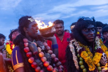 Kulashekharapatnam, Tamilnadu, Hindistan - 11 Ekim 2024: Hint Hindu dindar, yüzü boyalı ve tarikat karakteri gibi giyinmiş, kulasai dasara festivalini akşam ateşle gerçekleştirmek için.