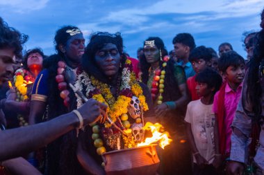 Kulashekharapatnam, Tamilnadu, Hindistan - 11 Ekim 2024: Hint Hindu dindar, yüzü boyalı ve tarikat karakteri gibi giyinmiş, kulasai dasara festivalini akşam ateşle gerçekleştirmek için.
