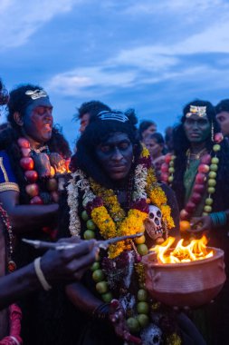 Kulashekharapatnam, Tamilnadu, Hindistan - 11 Ekim 2024: Hint Hindu dindar, yüzü boyalı ve tarikat karakteri gibi giyinmiş, kulasai dasara festivalini akşam ateşle gerçekleştirmek için.