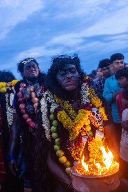 Kulashekharapatnam, Tamilnadu, Hindistan - 11 Ekim 2024: Hint Hindu dindar, yüzü boyalı ve tarikat karakteri gibi giyinmiş, kulasai dasara festivalini akşam ateşle gerçekleştirmek için.
