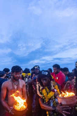 Kulashekharapatnam, Tamilnadu, Hindistan - 11 Ekim 2024: Hint Hindu dindar, yüzü boyalı ve tarikat karakteri gibi giyinmiş, kulasai dasara festivalini akşam ateşle gerçekleştirmek için.