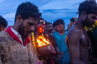 Kulashekharapatnam, Tamilnadu, Hindistan - 11 Ekim 2024: Hint Hindu dindar, yüzü boyalı ve tarikat karakteri gibi giyinmiş, kulasai dasara festivalini akşam ateşle gerçekleştirmek için.