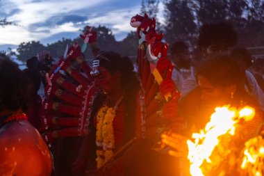 Kulashekharapatnam, Tamilnadu, Hindistan - 11 Ekim 2024: Hint Hindu dindar, yüzü boyalı ve tarikat karakteri gibi giyinmiş, kulasai dasara festivalini akşam ateşle gerçekleştirmek için.