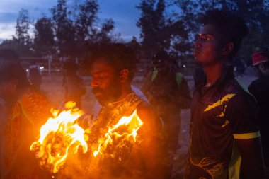 Kulashekharapatnam, Tamilnadu, Hindistan - 11 Ekim 2024: Hint Hindu dindar, yüzü boyalı ve tarikat karakteri gibi giyinmiş, kulasai dasara festivalini akşam ateşle gerçekleştirmek için.