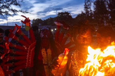 Kulashekharapatnam, Tamilnadu, Hindistan - 11 Ekim 2024: Hint Hindu dindar, yüzü boyalı ve tarikat karakteri gibi giyinmiş, kulasai dasara festivalini akşam ateşle gerçekleştirmek için.