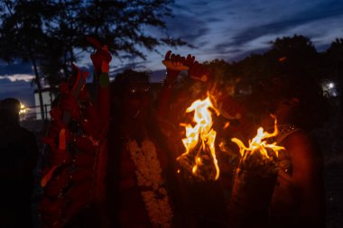 Kulashekharapatnam, Tamilnadu, Hindistan - 11 Ekim 2024: Hint Hindu dindar, yüzü boyalı ve tarikat karakteri gibi giyinmiş, kulasai dasara festivalini akşam ateşle gerçekleştirmek için.