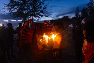 Kulashekharapatnam, Tamilnadu, Hindistan - 11 Ekim 2024: Hint Hindu dindar, yüzü boyalı ve tarikat karakteri gibi giyinmiş, kulasai dasara festivalini akşam ateşle gerçekleştirmek için.