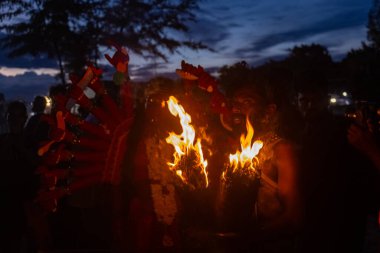 Kulashekharapatnam, Tamilnadu, Hindistan - 11 Ekim 2024: Hint Hindu dindar, yüzü boyalı ve tarikat karakteri gibi giyinmiş, kulasai dasara festivalini akşam ateşle gerçekleştirmek için.