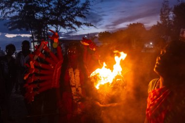 Kulashekharapatnam, Tamilnadu, Hindistan - 11 Ekim 2024: Hint Hindu dindar, yüzü boyalı ve tarikat karakteri gibi giyinmiş, kulasai dasara festivalini akşam ateşle gerçekleştirmek için.