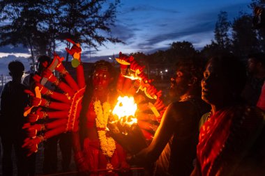 Kulashekharapatnam, Tamilnadu, Hindistan - 11 Ekim 2024: Hint Hindu dindar, yüzü boyalı ve tarikat karakteri gibi giyinmiş, kulasai dasara festivalini akşam ateşle gerçekleştirmek için.