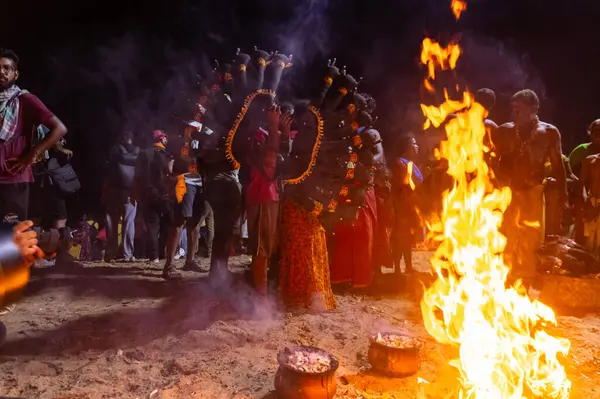 Kulashekharapatnam, Tamilnadu, Hindistan - 12 Ekim 2024: Kulasai, Hint Hindu ressam portresi ve kulasai dasara festivalinin ayinlerini gerçekleştirmek için bir tarikat karakteri gibi giyinmiş.