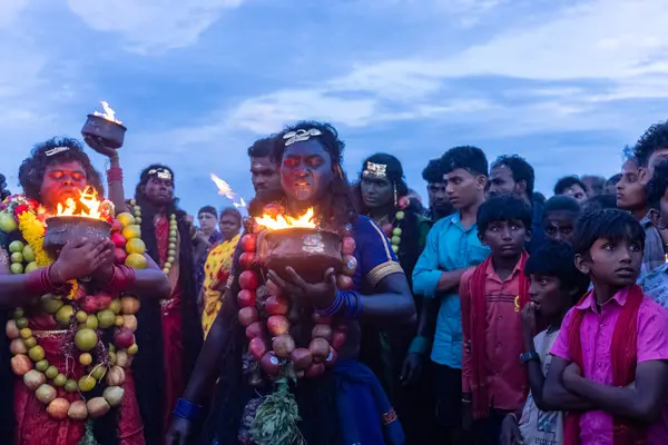 Kulashekharapatnam, Tamilnadu, Hindistan - 11 Ekim 2024: Hint Hindu dindar, yüzü boyalı ve tarikat karakteri gibi giyinmiş, kulasai dasara festivalini akşam ateşle gerçekleştirmek için.