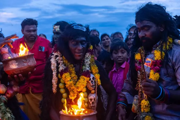 Kulashekharapatnam, Tamilnadu, Hindistan - 11 Ekim 2024: Hint Hindu dindar, yüzü boyalı ve tarikat karakteri gibi giyinmiş, kulasai dasara festivalini akşam ateşle gerçekleştirmek için.