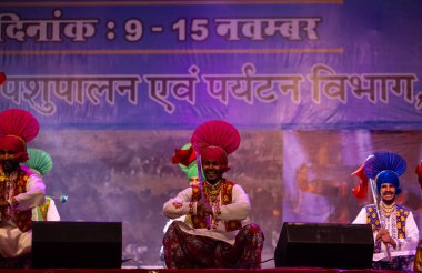 Bikaner, Rajasthan, Hindistan - 14 Ocak 2023: Punjab 'dan bir grup Punjab sanatçısı bikaner deve festivalinde geleneksel renkli elbiseler içinde bhangra dansı yapıyorlar.