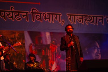 Puşkar, Rajasthan, Hindistan - 11 Kasım 2024: Bhangra, Bhangra grubu, açık hava kültür gecesi renkli etnik elbiseler içinde bhangra dansı yapıyor.