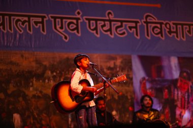 Puşkar, Rajasthan, Hindistan - 11 Kasım 2024: Bhangra, Bhangra grubu, açık hava kültür gecesi renkli etnik elbiseler içinde bhangra dansı yapıyor.