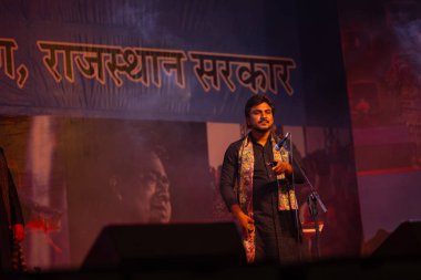 Puşkar, Rajasthan, Hindistan - 11 Kasım 2024: Bhangra, Bhangra grubu, açık hava kültür gecesi renkli etnik elbiseler içinde bhangra dansı yapıyor.