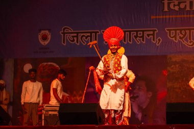 Pushkar, Rajasthan, Hindistan - 11 Kasım 2024: Bhangra, Sih erkek sanatçılar grubu renkli etnik elbiseler içinde bhangra dansı yapıyorlar..