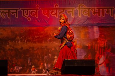 Puşkar, Rajasthan, Hindistan - 11 Kasım 2024: Bhangra, Bhangra grubu, açık hava kültür gecesi renkli etnik elbiseler içinde bhangra dansı yapıyor.