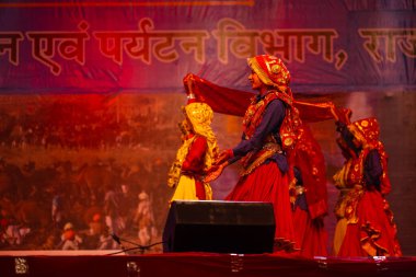Puşkar, Rajasthan, Hindistan - 11 Kasım 2024: Bhangra, Bhangra grubu, açık hava kültür gecesi renkli etnik elbiseler içinde bhangra dansı yapıyor.