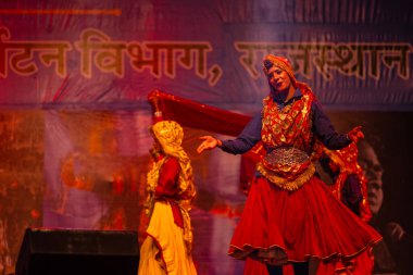 Puşkar, Rajasthan, Hindistan - 11 Kasım 2024: Bhangra, Bhangra grubu, açık hava kültür gecesi renkli etnik elbiseler içinde bhangra dansı yapıyor.