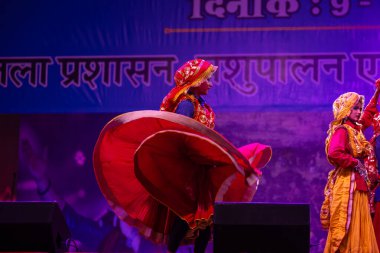 Puşkar, Rajasthan, Hindistan - 11 Kasım 2024: Bhangra, Bhangra grubu, açık hava kültür gecesi renkli etnik elbiseler içinde bhangra dansı yapıyor.