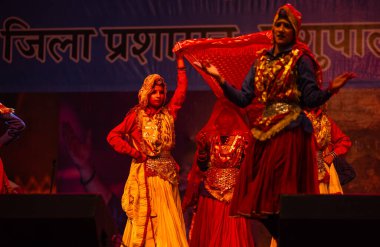 Puşkar, Rajasthan, Hindistan - 11 Kasım 2024: Bhangra, Bhangra grubu, açık hava kültür gecesi renkli etnik elbiseler içinde bhangra dansı yapıyor.