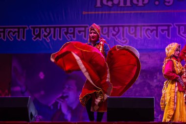 Puşkar, Rajasthan, Hindistan - 11 Kasım 2024: Bhangra, Bhangra grubu, açık hava kültür gecesi renkli etnik elbiseler içinde bhangra dansı yapıyor.