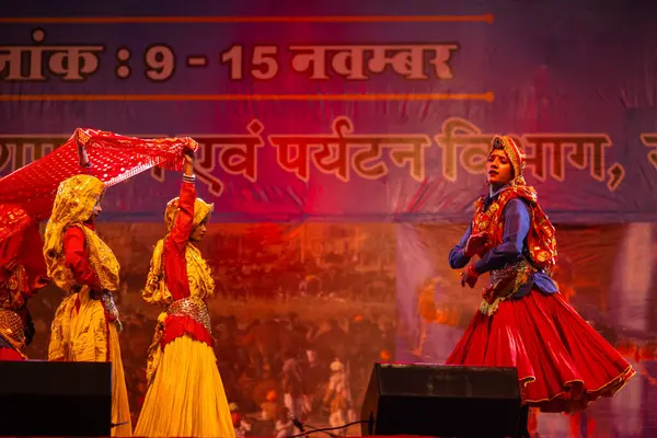 Puşkar, Rajasthan, Hindistan - 11 Kasım 2024: Bhangra, Bhangra grubu, açık hava kültür gecesi renkli etnik elbiseler içinde bhangra dansı yapıyor.