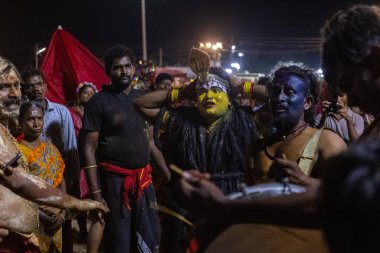 Kulashekharapatnam, Tamilnadu, Hindistan - 11 Ekim 2024: Hint Hindu dindar, yüzü boyalı ve tarikat karakteri gibi giyinmiş, kulasai dasara festivalini akşam ateşle gerçekleştirmek için.