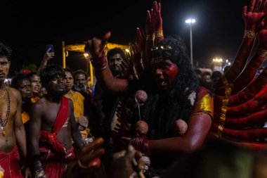 Kulashekharapatnam, Tamilnadu, Hindistan - 11 Ekim 2024: Hint Hindu dindar, yüzü boyalı ve tarikat karakteri gibi giyinmiş, kulasai dasara festivalini akşam ateşle gerçekleştirmek için.