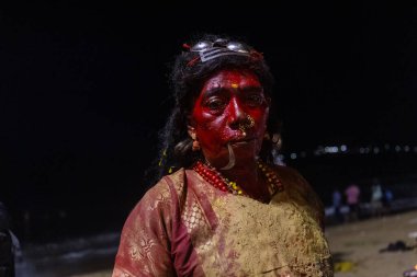 Kulashekharapatnam, Tamilnadu, Hindistan - 11 Ekim 2024: Hint Hindu dindar, yüzü boyalı ve tarikat karakteri gibi giyinmiş, kulasai dasara festivalini akşam ateşle gerçekleştirmek için.