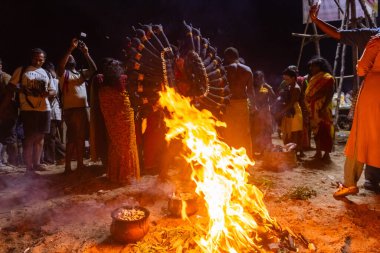 Kulashekharapatnam, Tamilnadu, Hindistan - 11 Ekim 2024: Hint Hindu dindar, yüzü boyalı ve tarikat karakteri gibi giyinmiş, kulasai dasara festivalini akşam ateşle gerçekleştirmek için.