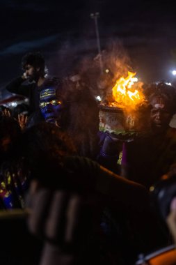 Kulashekharapatnam, Tamilnadu, Hindistan - 11 Ekim 2024: Hint Hindu dindar, yüzü boyalı ve tarikat karakteri gibi giyinmiş, kulasai dasara festivalini akşam ateşle gerçekleştirmek için.