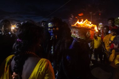 Kulashekharapatnam, Tamilnadu, Hindistan - 11 Ekim 2024: Hint Hindu dindar, yüzü boyalı ve tarikat karakteri gibi giyinmiş, kulasai dasara festivalini akşam ateşle gerçekleştirmek için.