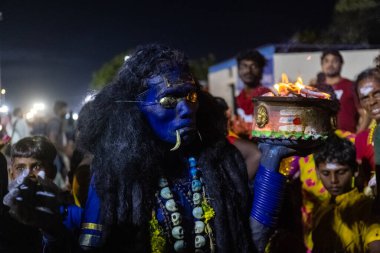 Kulashekharapatnam, Tamilnadu, Hindistan - 11 Ekim 2024: Hint Hindu dindar, yüzü boyalı ve tarikat karakteri gibi giyinmiş, kulasai dasara festivalini akşam ateşle gerçekleştirmek için.