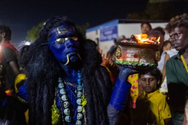 Kulashekharapatnam, Tamilnadu, Hindistan - 11 Ekim 2024: Hint Hindu dindar, yüzü boyalı ve tarikat karakteri gibi giyinmiş, kulasai dasara festivalini akşam ateşle gerçekleştirmek için.