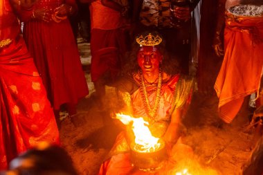 Kulashekharapatnam, Tamilnadu, Hindistan - 11 Ekim 2024: Hint Hindu dindar, yüzü boyalı ve tarikat karakteri gibi giyinmiş, kulasai dasara festivalini akşam ateşle gerçekleştirmek için.