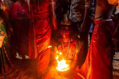 Kulashekharapatnam, Tamilnadu, Hindistan - 11 Ekim 2024: Hint Hindu dindar, yüzü boyalı ve tarikat karakteri gibi giyinmiş, kulasai dasara festivalini akşam ateşle gerçekleştirmek için.