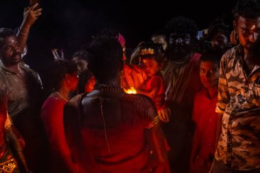 Kulashekharapatnam, Tamilnadu, Hindistan - 11 Ekim 2024: Hint Hindu dindar, yüzü boyalı ve tarikat karakteri gibi giyinmiş, kulasai dasara festivalini akşam ateşle gerçekleştirmek için.