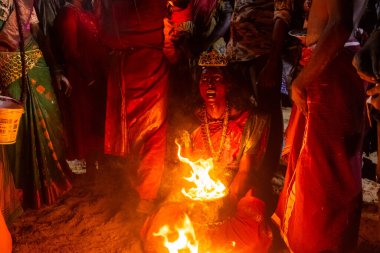 Kulashekharapatnam, Tamilnadu, Hindistan - 11 Ekim 2024: Hint Hindu dindar, yüzü boyalı ve tarikat karakteri gibi giyinmiş, kulasai dasara festivalini akşam ateşle gerçekleştirmek için.