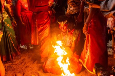 Kulashekharapatnam, Tamilnadu, Hindistan - 11 Ekim 2024: Hint Hindu dindar, yüzü boyalı ve tarikat karakteri gibi giyinmiş, kulasai dasara festivalini akşam ateşle gerçekleştirmek için.