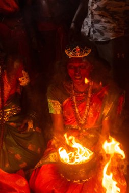 Kulashekharapatnam, Tamilnadu, Hindistan - 11 Ekim 2024: Hint Hindu dindar, yüzü boyalı ve tarikat karakteri gibi giyinmiş, kulasai dasara festivalini akşam ateşle gerçekleştirmek için.