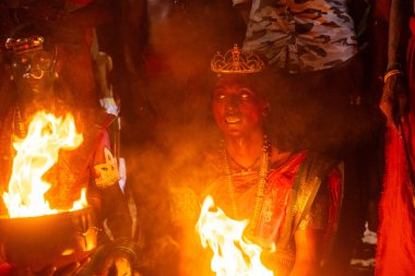 Kulashekharapatnam, Tamilnadu, Hindistan - 11 Ekim 2024: Hint Hindu dindar, yüzü boyalı ve tarikat karakteri gibi giyinmiş, kulasai dasara festivalini akşam ateşle gerçekleştirmek için.