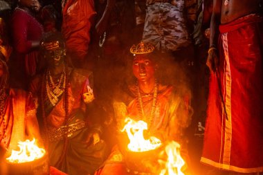 Kulashekharapatnam, Tamilnadu, Hindistan - 11 Ekim 2024: Hint Hindu dindar, yüzü boyalı ve tarikat karakteri gibi giyinmiş, kulasai dasara festivalini akşam ateşle gerçekleştirmek için.