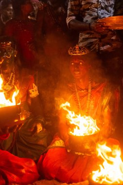 Kulashekharapatnam, Tamilnadu, Hindistan - 11 Ekim 2024: Hint Hindu dindar, yüzü boyalı ve tarikat karakteri gibi giyinmiş, kulasai dasara festivalini akşam ateşle gerçekleştirmek için.