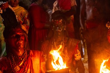 Kulashekharapatnam, Tamilnadu, Hindistan - 11 Ekim 2024: Hint Hindu dindar, yüzü boyalı ve tarikat karakteri gibi giyinmiş, kulasai dasara festivalini akşam ateşle gerçekleştirmek için.