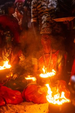 Kulashekharapatnam, Tamilnadu, Hindistan - 11 Ekim 2024: Hint Hindu dindar, yüzü boyalı ve tarikat karakteri gibi giyinmiş, kulasai dasara festivalini akşam ateşle gerçekleştirmek için.